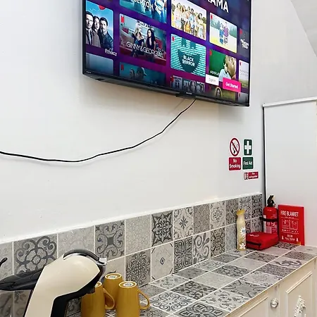 Апартаменты Bright With Balcony & Ac And Fast Wifi